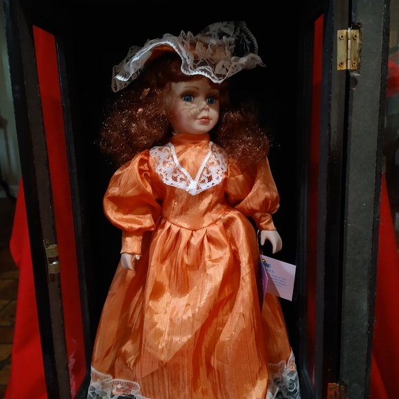 Ashley Belle Porcelain "Lisa" Doll in AB Wooden Case W/COA - Picture 2 of 8